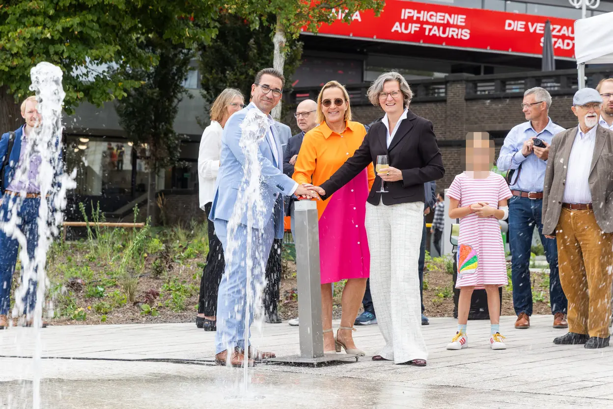 Die neue Rheinuferpromenade lädt zum Spielen, Planschen und Erholen ein